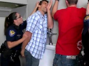 CFNM SECRET - Des milfs de la police CFNM branlent leurs soumis