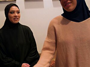 Une jolie mariée musulmane et ses copines baisent un BBC à une