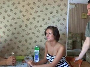 Les copines chaudes chevauchent la bite. La copine sexy chevauche une