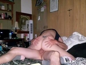 Une femme amateur chevauche sa bite pour une baise rapide avant de se