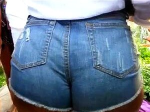 Kewl Darksome Arse dans Cut off Jean Shorts