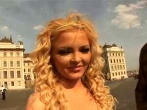 Pute mignonne se fait baiser en plein service