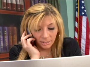 Sexe interracial au bureau avec Sara Jay