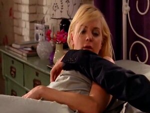 Laissez-vous emporter par le charme séduisant d'une bombe blonde qui