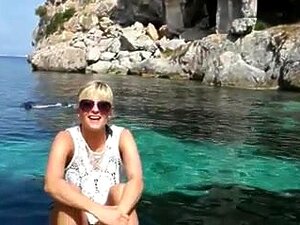 Vacances sur la plage avec un puits de grotte,