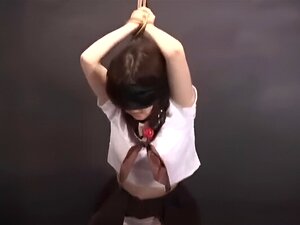 Oriental babe Boule pliée aveugle bâillonnée et ligotée