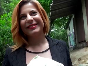 Eurobabe blonde amateur sexy convaincue de sucer et de clouer des