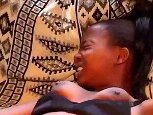 Une suceuse de bites africaines donne du plaisir à un garçon riche