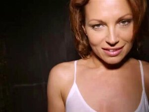 Silvia se masturbe la chatte poilue sous la douche