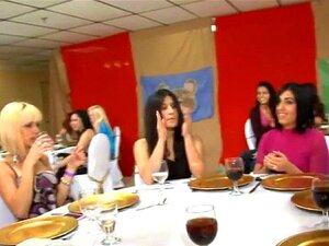 La fête de bachlorette devient sauvage. La fête de célibataire