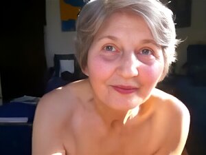 Grand-mère fait un lent tugjob à son amant et lui lèche le sperme
