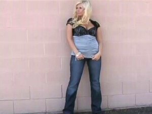 Une MILF blonde baise une grosse bite en prison