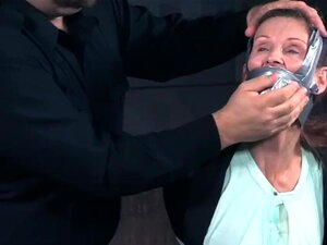 Une soumise mature fouettée se fait attacher