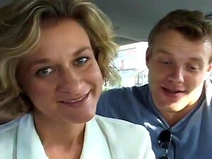 Une MILF blonde plus âgée prend deux queues, certains mecs roulent