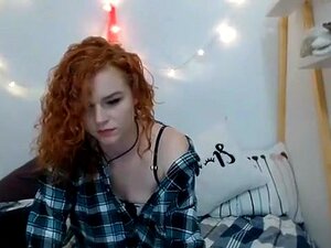 Mignonne rousse aux cheveux longs avec des petits seins