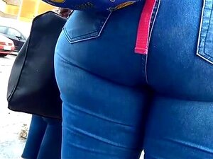 Mega booty. Une maman dans le bus arrête de montrer ce jumbo le matin