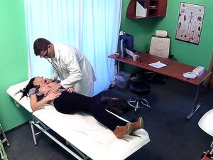 Le docteur essaie de garder son patient sexy et calme
