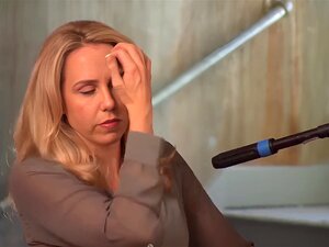 Une blonde amateur dans des verres obéissant à une énorme bite dans