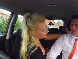 Examinateur de conduite éjacule dans une blonde à gros seins.