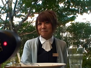 Une MILF en chaleur a envie de se faire baiser par une bite asiatique
