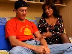 Une maman aux gros seins incroyable baise avec son beau-fils à la