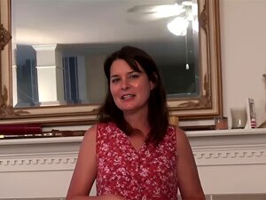 Dame mature plus âgée jouant sa chatte extrêmement poilue et anale