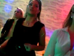 Les petites coquines deviennent totalement folles et se déshabillent