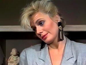 Blonde classe nue et chevauchant une bite