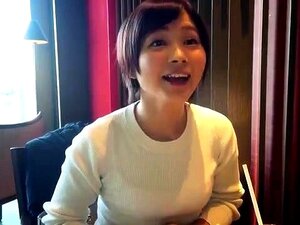 Une aide-soignante japonaise fait une branlette et plus encore
