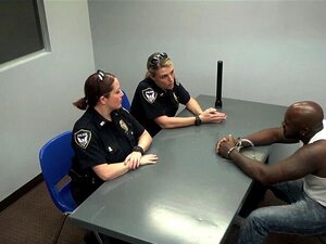 Un suspect criminel décide de rester et de jouer avec h. Après lui