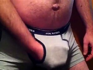 Un gay se masturbe en boxer et éjacule, de belles grosses taches