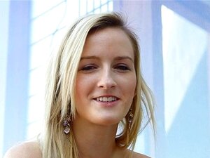 Beauté innocente goûte une grosse queue. La chérie douce est