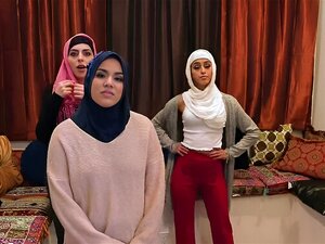 BFFS - Des filles timides inexpérimentées de Poonjab (Audrey Royal)