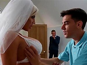 Femme blonde à gros seins s'entraîne avec une grosse bite avant la