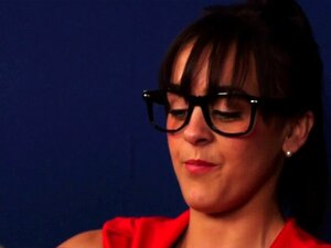 La maîtresse CFNM juge un nerd. La maîtresse CFNM à gros seins dans