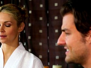 Un mec baraqué reçoit un massage nuru incroyable de sa belle-tante