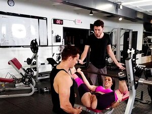 Petite amie aux gros seins trompe son mec à la salle de sport. La