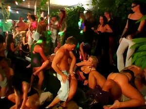 Sexe de groupe excitant avec des belles-filles et des mecs vigoureux
