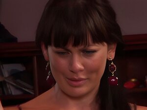 Une lesbienne chaude montre à sa meilleure amie comment embrasser et