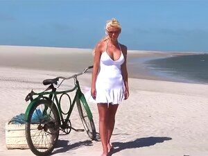 Superbe blonde enculée sur la plage (Double éjaculation)