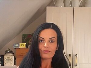 Une milf aux gros seins vous fera oublier tous vos problèmes. Tout à