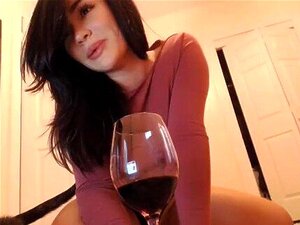 Sexy cam girl avec de gros seins, tétons percés - redxcams com