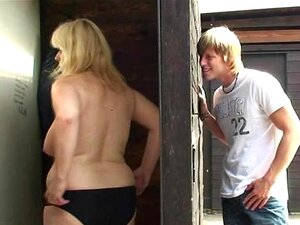 Il baise une vieille salope en public