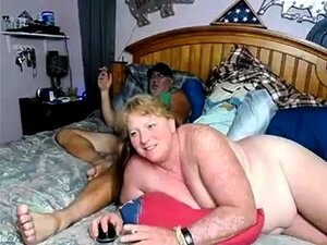 Une femme mûre et pulpeuse s'amuse avec son amant sur webcam