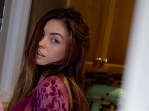 La petite beauté brune tatouée Olia Adams avec ses petits seins et