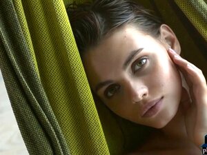 Une MILF ukrainienne au corps serré se déshabille. La MILF au corps
