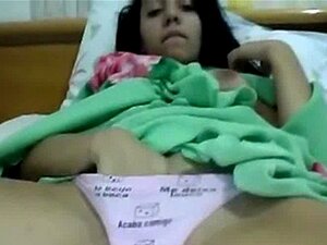 La mignonne aux seins sexy et fermes se doigte la chatte serrée et