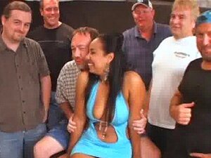 Orgie volante de Latina chaude avec éjaculation