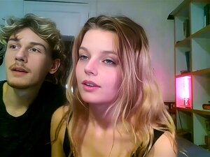 Regardez cette coquine blonde faire monter la température de son