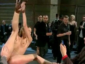 Une nana aux seins fermes devant le public se fait fesser et humilier